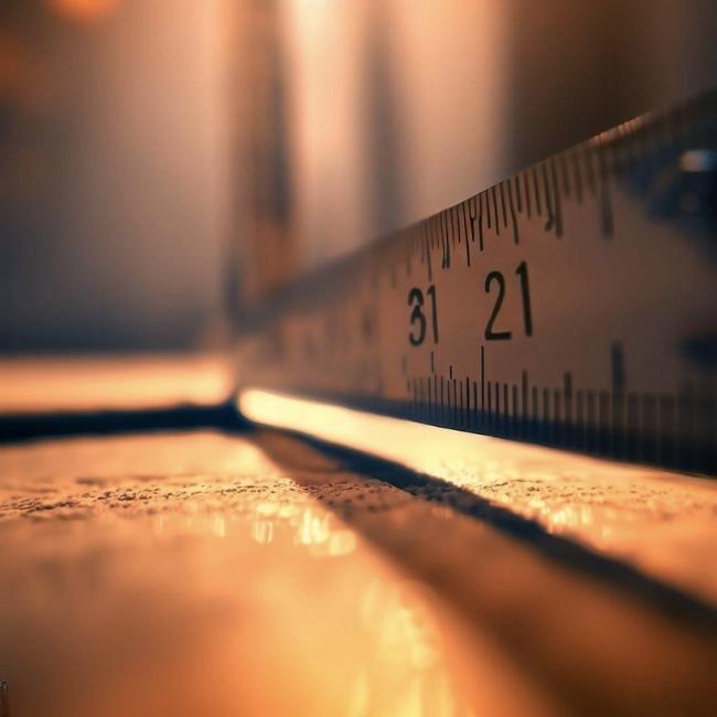 Hình ảnh cận cảnh thước đo diện tích sàn và chiều cao của tòa nhà