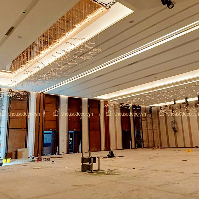 Hệ thống trần được S House Decor trang trí với hình ảnh cánh chim độc đáo