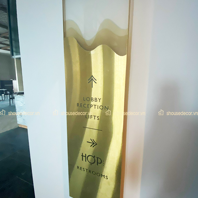 Hệ thống biển bảng chỉ dẫn được S House Decor sử dụng tấm inox cao cấp