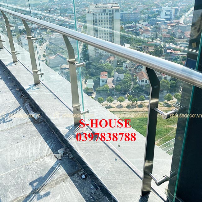 Hệ thống lan can bên ngoài được lắp đặt bởi S House Decor