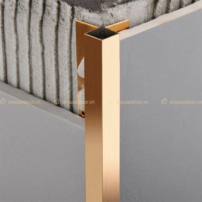 Kiểm tra các công đoạn thi công nẹp inox vuông góc tường 2 cánh cẩn thận