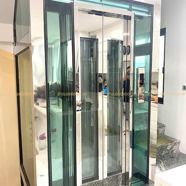 Hệ thống khung thang cũng được làm từ chất liệu inox trắng gương