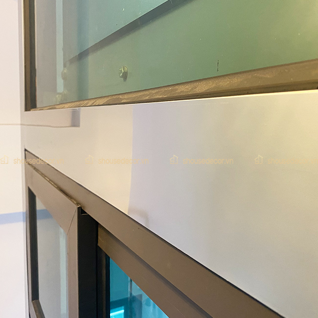 Ốp inox trắng gương giúp phần khung thang thêm bền vững và thẩm mỹ