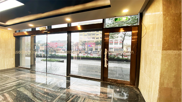 Trang trí cửa, nẹp cửa và trần bằng inox