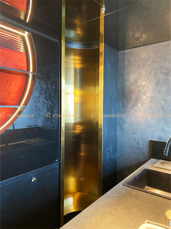 Kệ tủ được ốp inox vàng xước nhẹ sạch sẽ, chống bám bịu