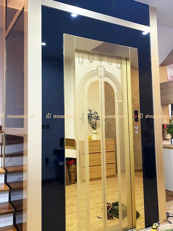 Ốp inox thang kính màu vàng gương nhạt mới lạ, đẹp mắt