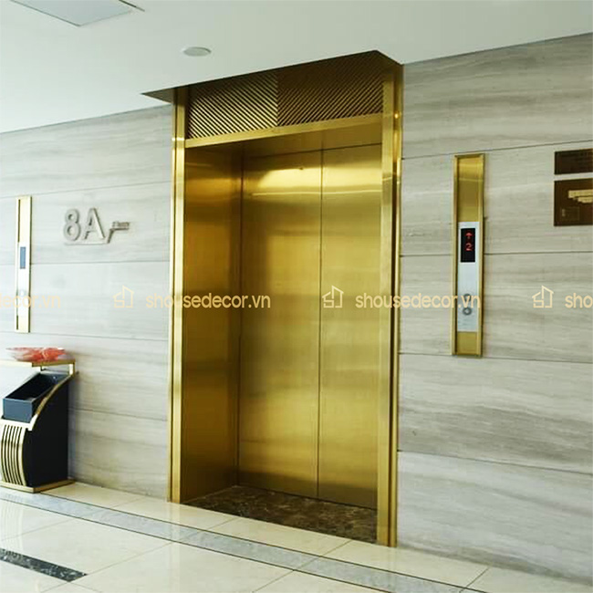 Minh họa ốp inox vàng cho thang máy tường mẫu OTMTV02 của S-House Decor