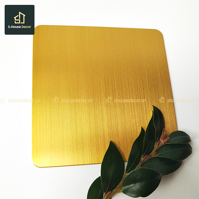 Minh họa tấm ốp inox vàng xước sang trọng, nổi bật