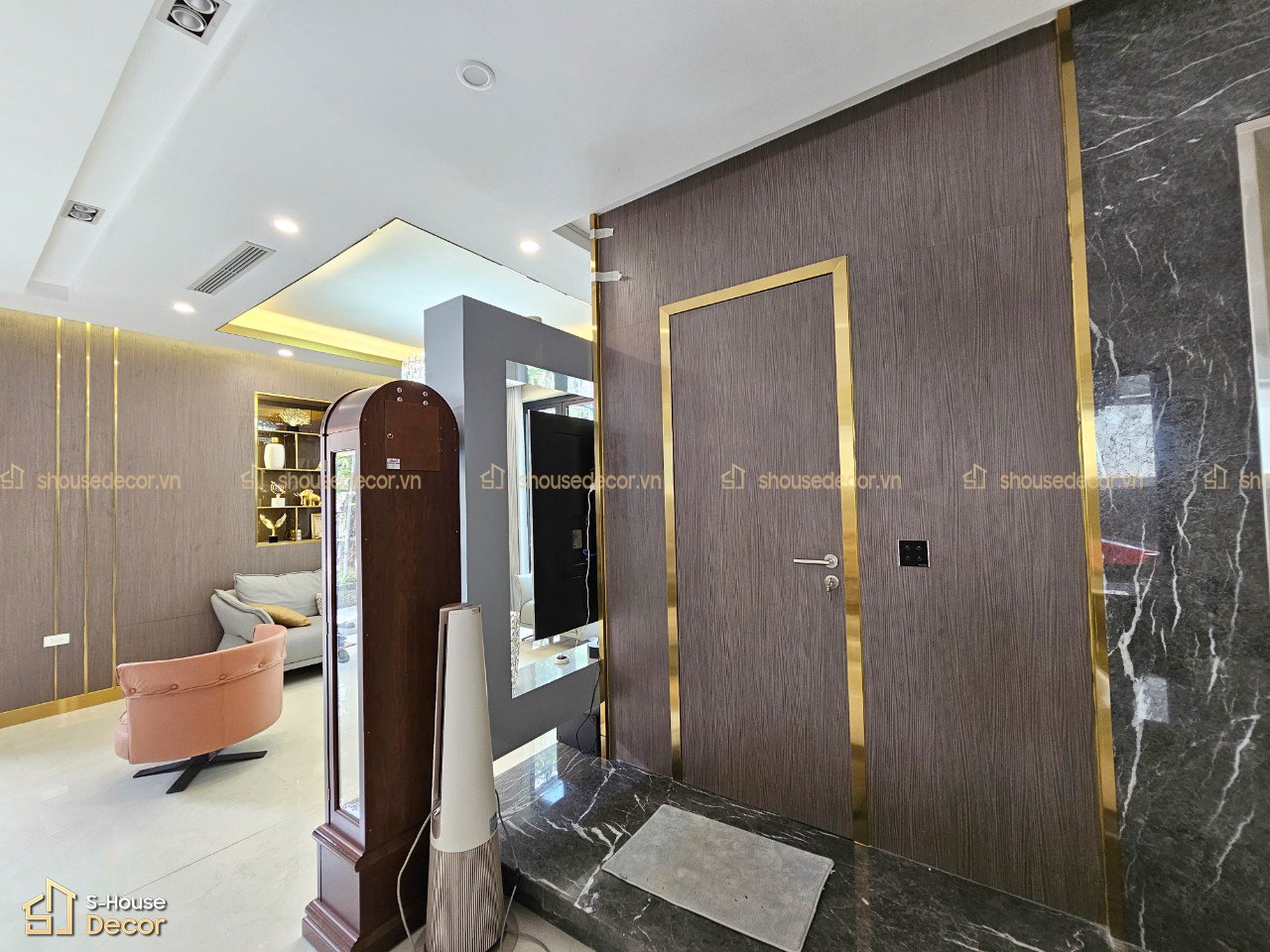 Nep-inox-mau-tai-cong-trinh-nha-khach-tai-dai-mo