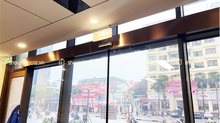 Nẹp cửa được mạ inox sáng, sóng, bám sát vào khung