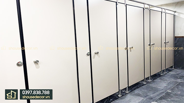 Cửa khu vực WC nẹp inox sạch sẽ, an toàn, bền đẹp