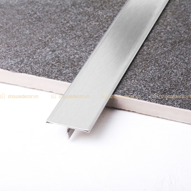 Chọn màu sắc nẹp T10 trắng xước phù hợp với nền màu sẫm