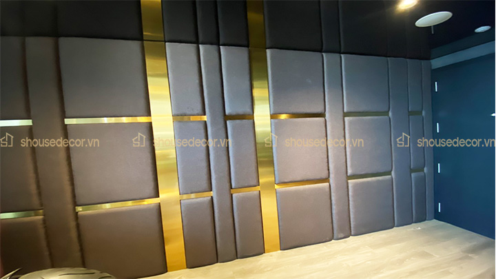 Mặt tường ốp inox vàng xước cẩn thận, tỉ mỉ và hiện đại