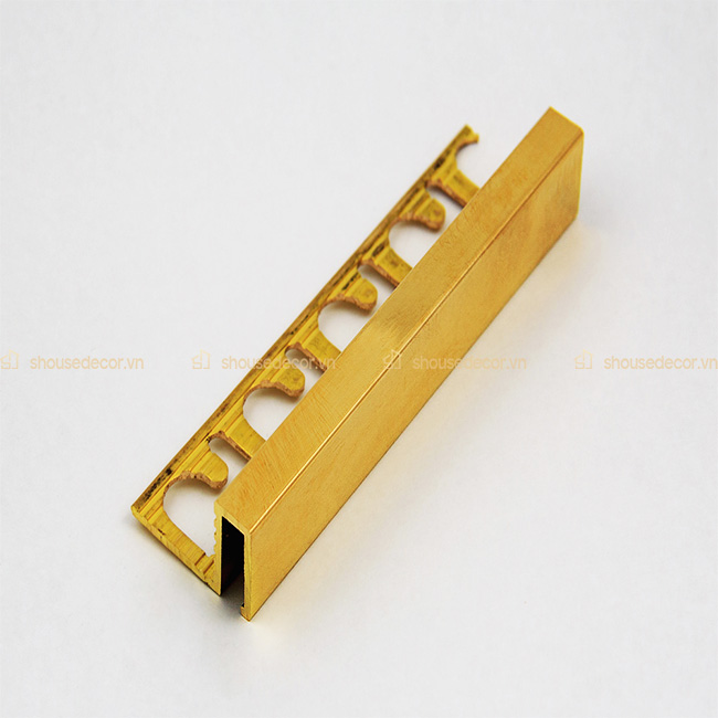 Thiết kế góc vuông của nẹp inox vuông góc tường giúp bảo vệ cho các góc cạnh hiệu quả