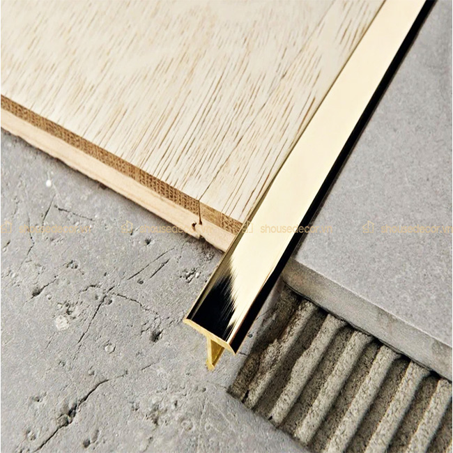 Nẹp inox T8 vàng kết hợp với tường màu đậm sang trọng