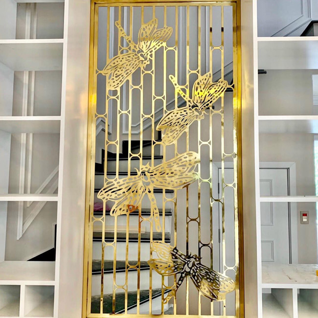 Vách ngăn inox mạ vàng tạo điểm nhấn cho không gian