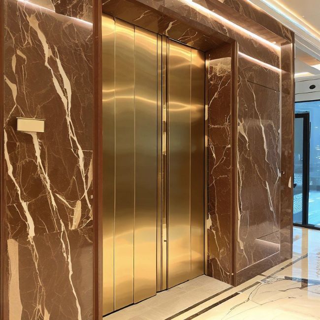 Cửa thang máy được ốp bằng đá cẩm thạch marble vân nâu