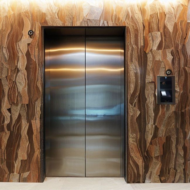 Cửa thang máy được ốp bằng đá granite vân gỗ
