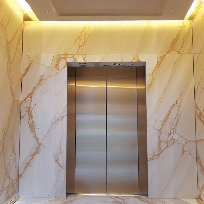 Cửa thang máy được ốp bằng đá cẩm thạch marble trắng ngà