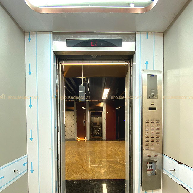 Ốp thang máy inox 201 sử dụng trong dự án không bị ảnh hưởng bởi môi trường ẩm ướt.