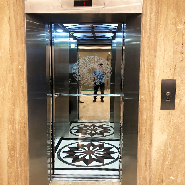 Bề mặt ốp inox cabin thang máy trơn, dễ dàng vệ sinh và làm mới