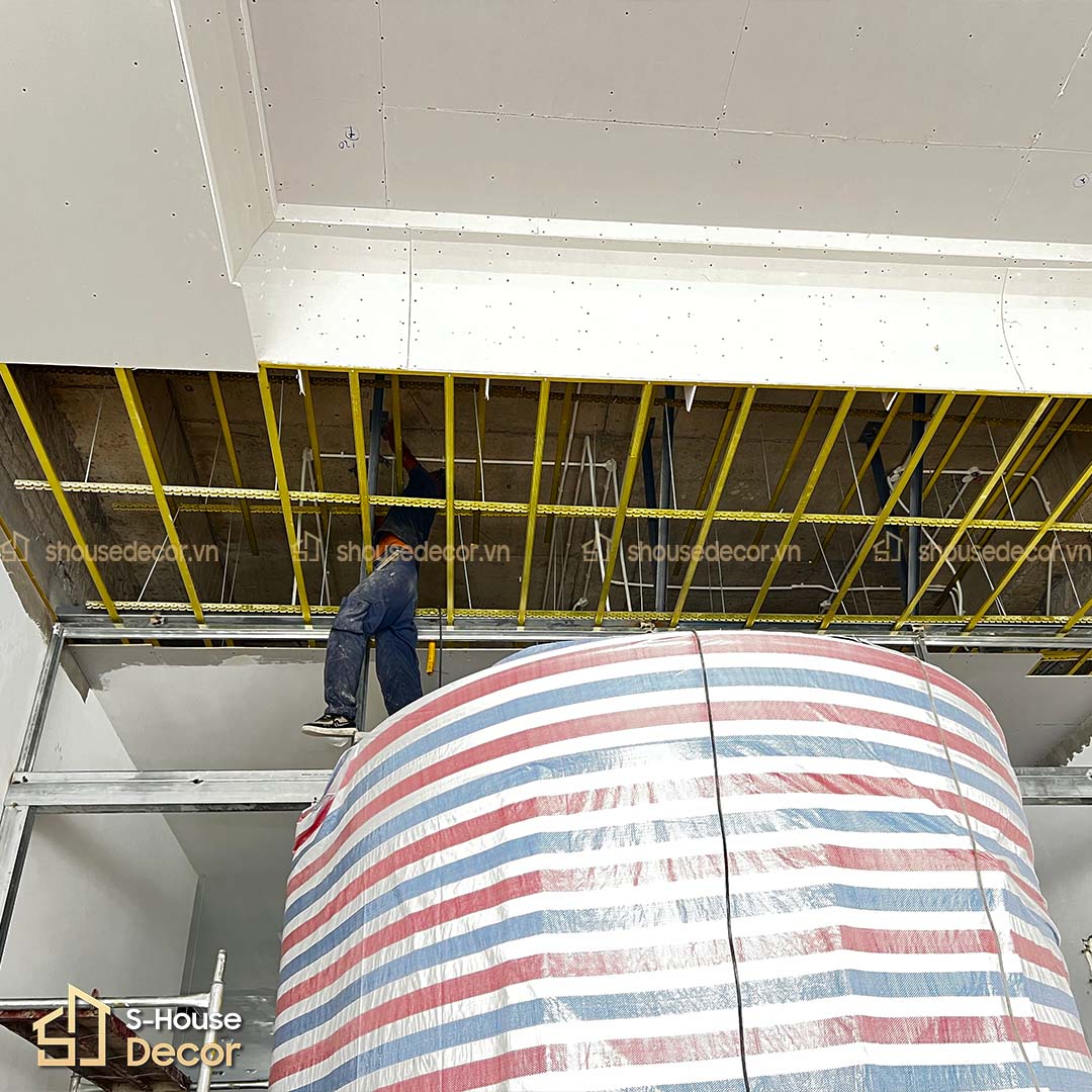 Hiện trạng cửa tròn xoay trước khi được bọc inox