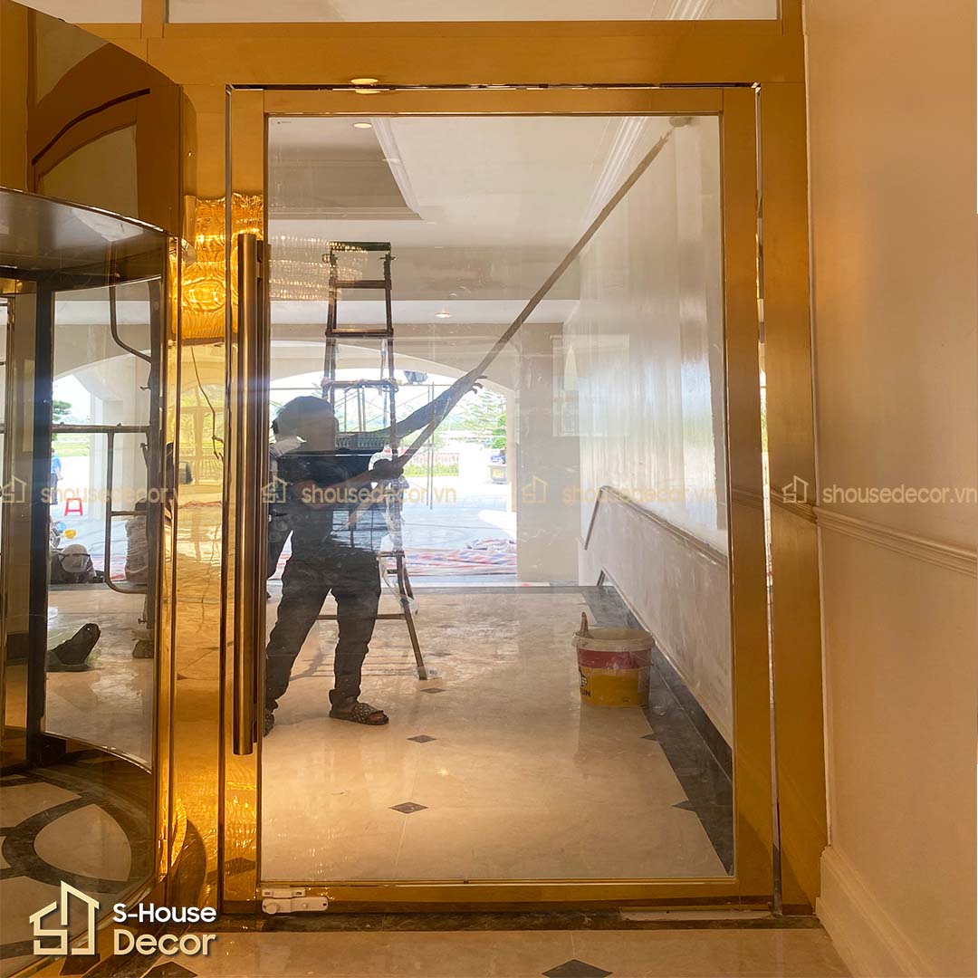 Cửa cuốn xoay ốp inox vàng gương – sáng bừng mặt tiền