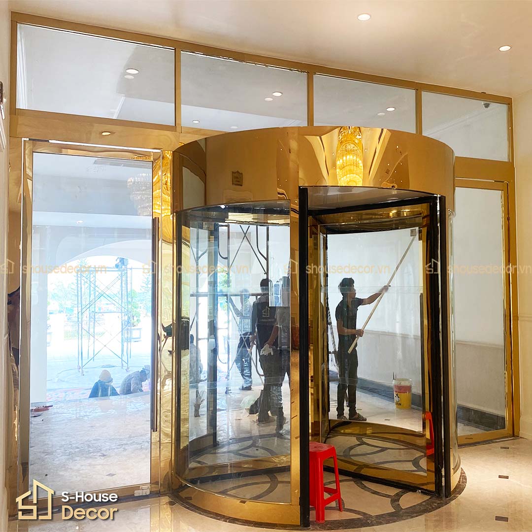 Cửa cuốn xoay ốp inox vàng gương – sáng bừng mặt tiền