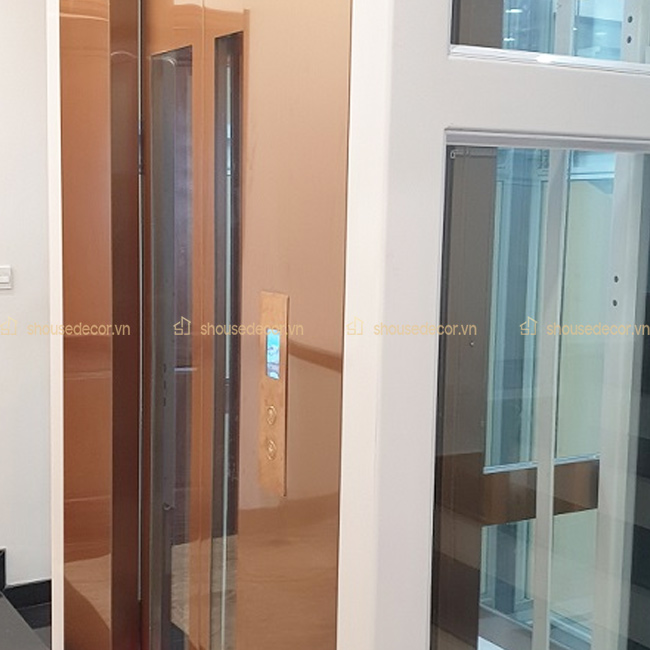 Sử dụng ốp inox hồng đồng giúp thang máy có thêm điểm nhấn