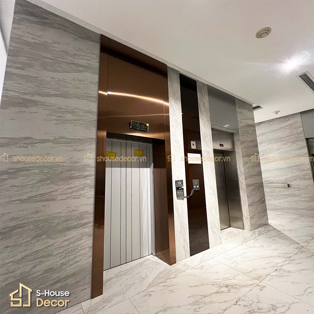 Bề mặt đồng xước xử lý hairline mờ tinh tế – hạn chế trầy xước, dễ vệ sinh và giữ màu bền lâu