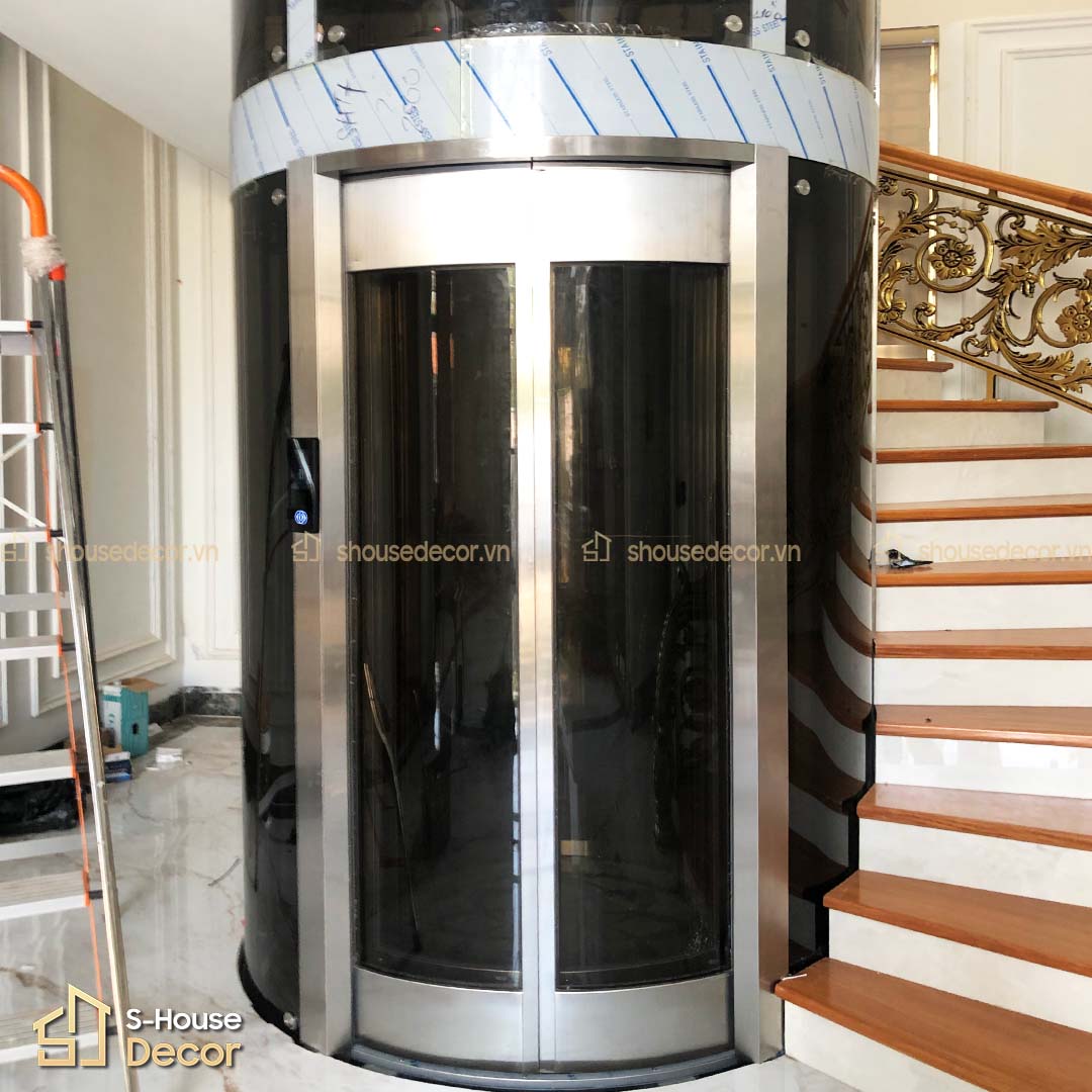 Thi công thực tế ốp khung thang máy bằng inox 304 – bề mặt phẳng, khít, không lộ vít, đảm bảo thẩm mỹ cao cấp.