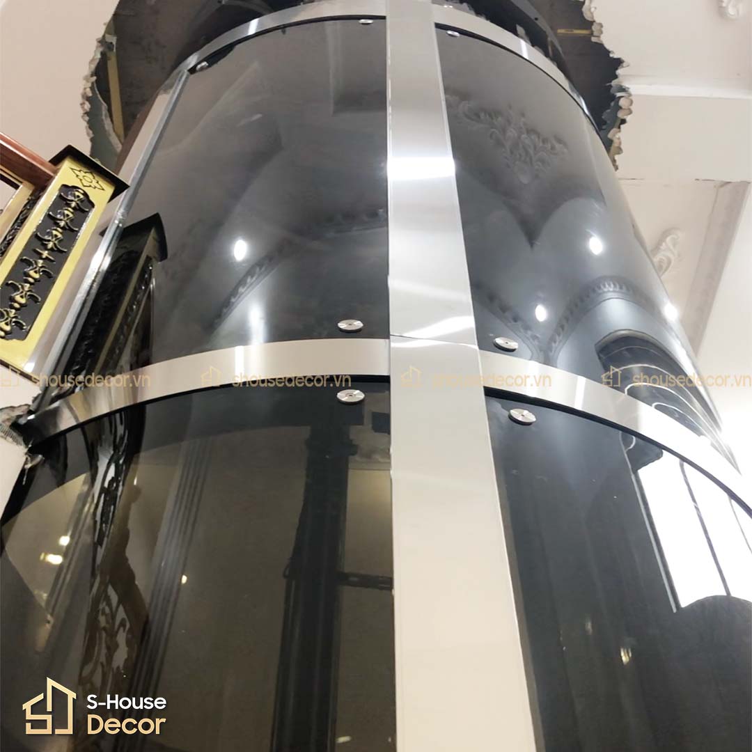 Ốp hoàn thiện khung thép thang tròn bằng inox trắng xước với đường vân mờ tinh tế, chống bám vân tay và bền đẹp theo thời gian.