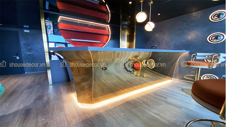 Pantry hiện đại, sang trọng cùng tấm ốp inox vàng gương