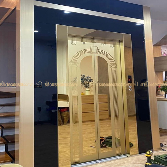 Ốp inox vàng cho thang máy kính mẫu OTMKV01 có tính thẩm mỹ cao
