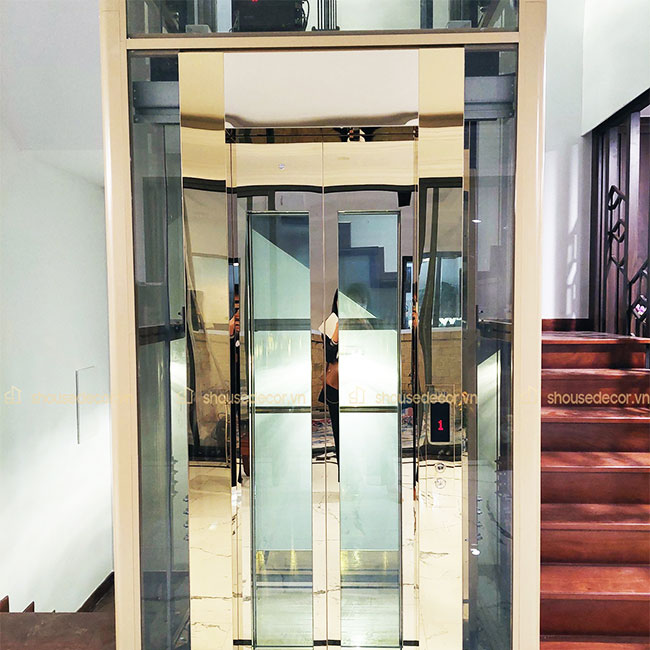 Minh họa sản phẩm ốp inox vàng thang máy kinh mẫu OTMKV05