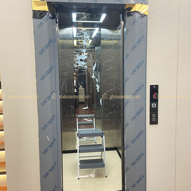 S House Decor tiến hành lắp đặt tấm ốp inox
