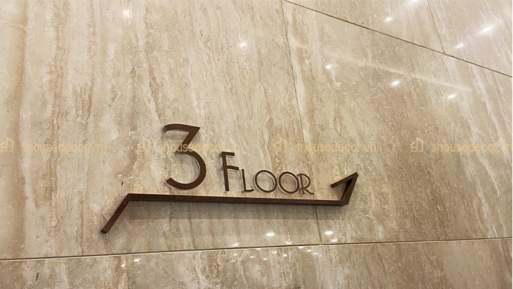 Trang trí bảng chỉ dẫn bằng inox đồng đẹp, hợp với tổng quan không gian