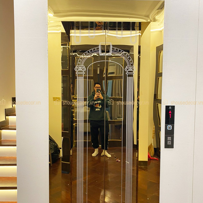 S House Decor với công trình ốp inox vàng cho thang máy