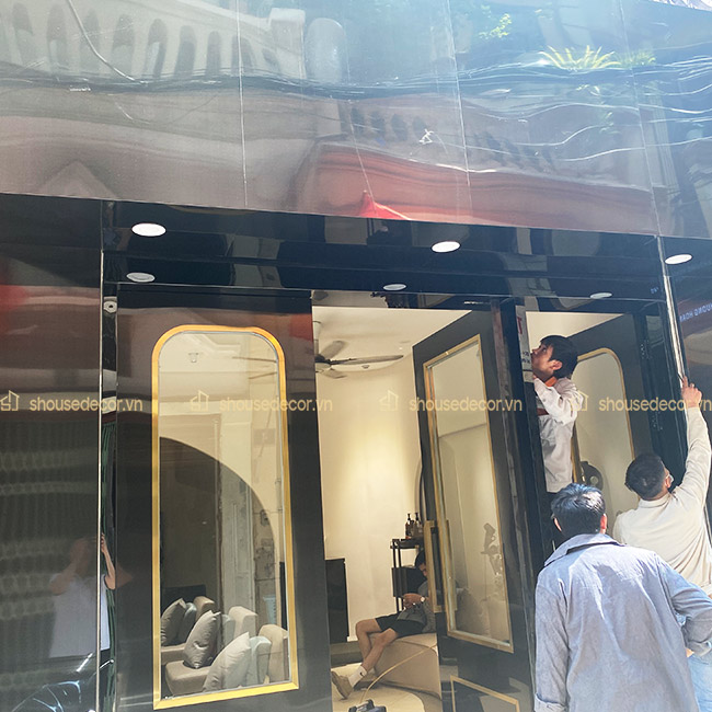 S House Decor sẽ kiểm tra bề mặt trước khi tiến hành lắp đặt tấm ốp inox đen xước