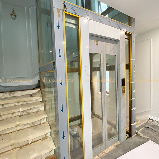 S House Decor ốp inox vàng cho thang máy kính mẫu OTMKV03 cho khách hàng