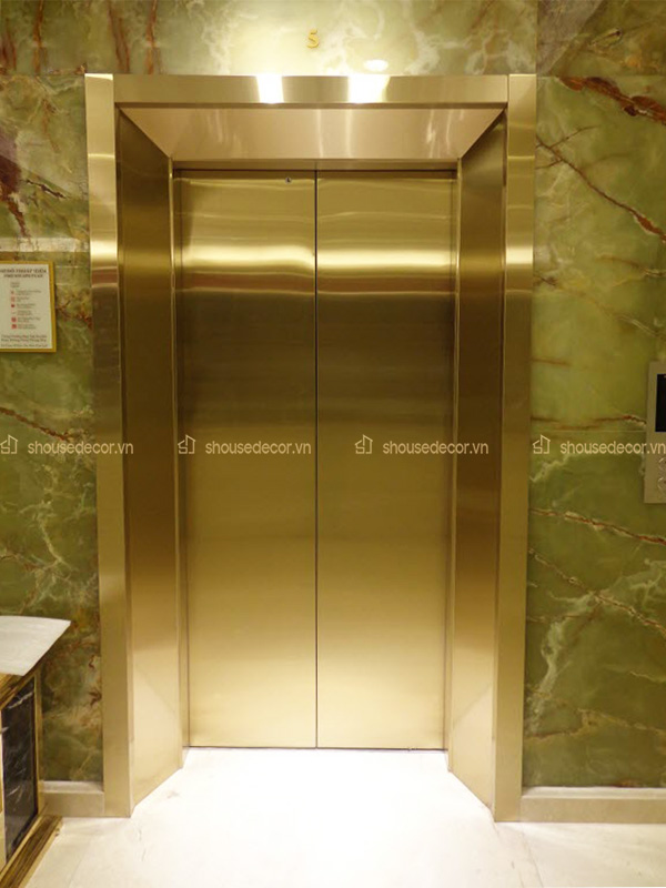 Mặt ngoài của cửa sáng bóng khi được mạ một lớp inox 304 mạ đồng