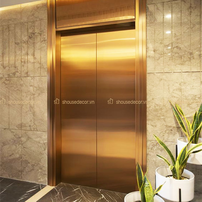 Sử dụng ốp inox vàng cho công trình thang máy tường sang trọng