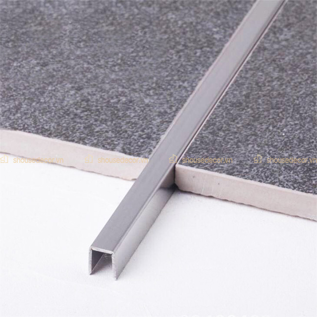 Thanh nẹp được lắp đặt vào đúng vị trí và chờ keo khô trước khi bàn giao tới khách hàng