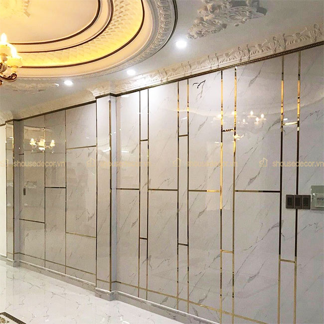 Sử dụng nẹp U8 inox vàng sáng cho vách tường kết hợp đá hoa văn