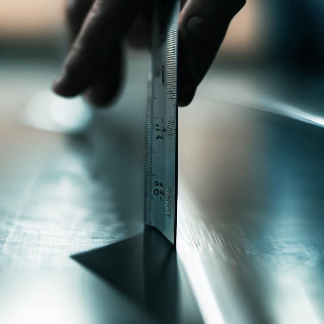 Ảnh một thước đo độ dày của một tấm inox