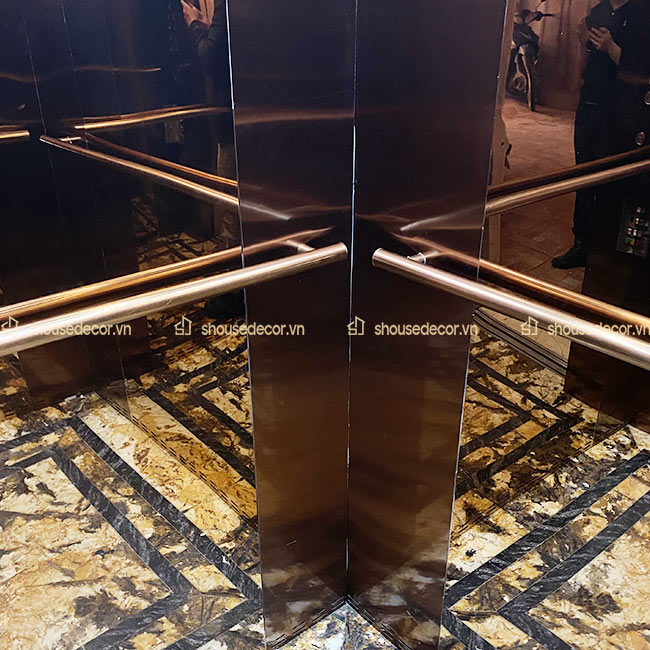 Tấm ốp inox hồng đồng xước 201 có giá thành tiết kiệm hơn so với inox 304