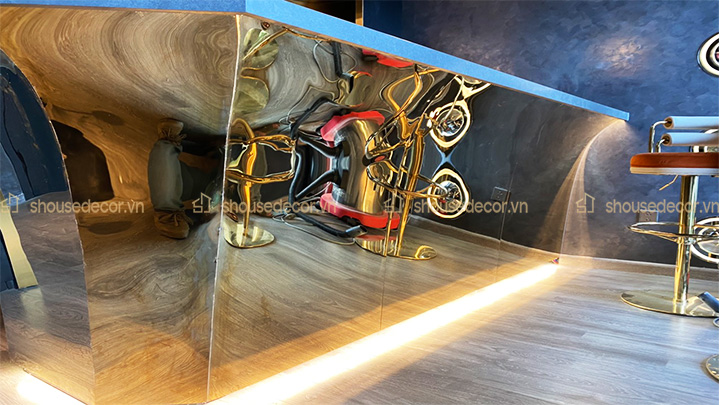 Căn PentStudio West Lake Hà Nội với tông màu xanh chủ đạo kết hợp với mặt inox vàng sáng