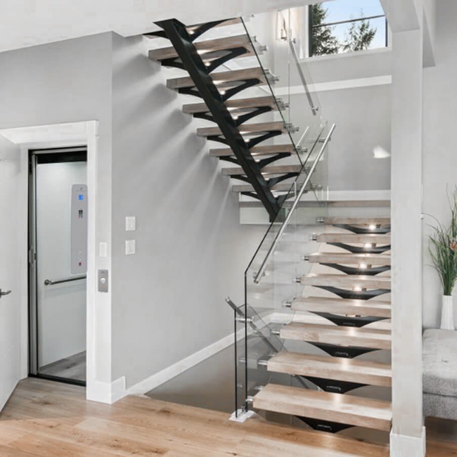 Một thang máy 350kg được lắp đặt trong một ngôi nhà sang trọng với thiết kế hiện đại