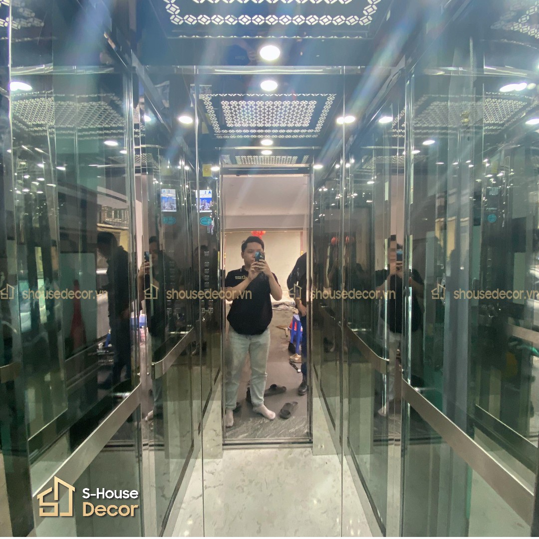 khong-gian-cabin-thang-may-dep-trang-tri-boi-inox-trang