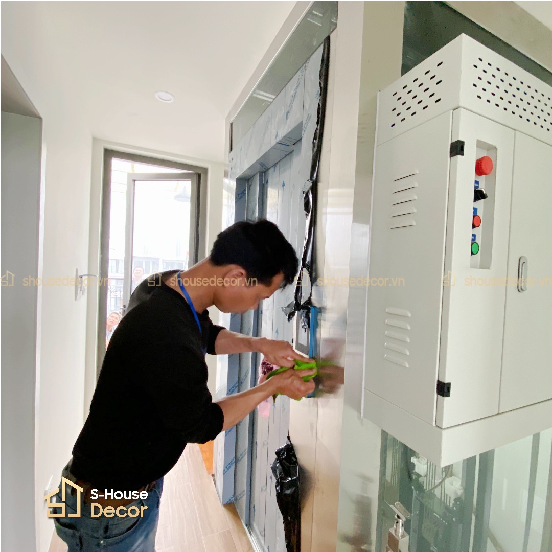 inox-su-dung-trong-trang-tri-thang-may-ve-sinh-rat-de-dang